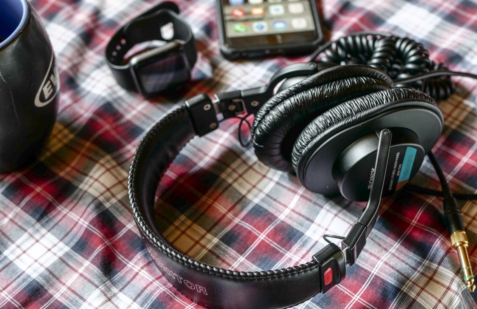 Panasonic Lumix DMC-G7 sample photo. Headphones, phone, mobile photography