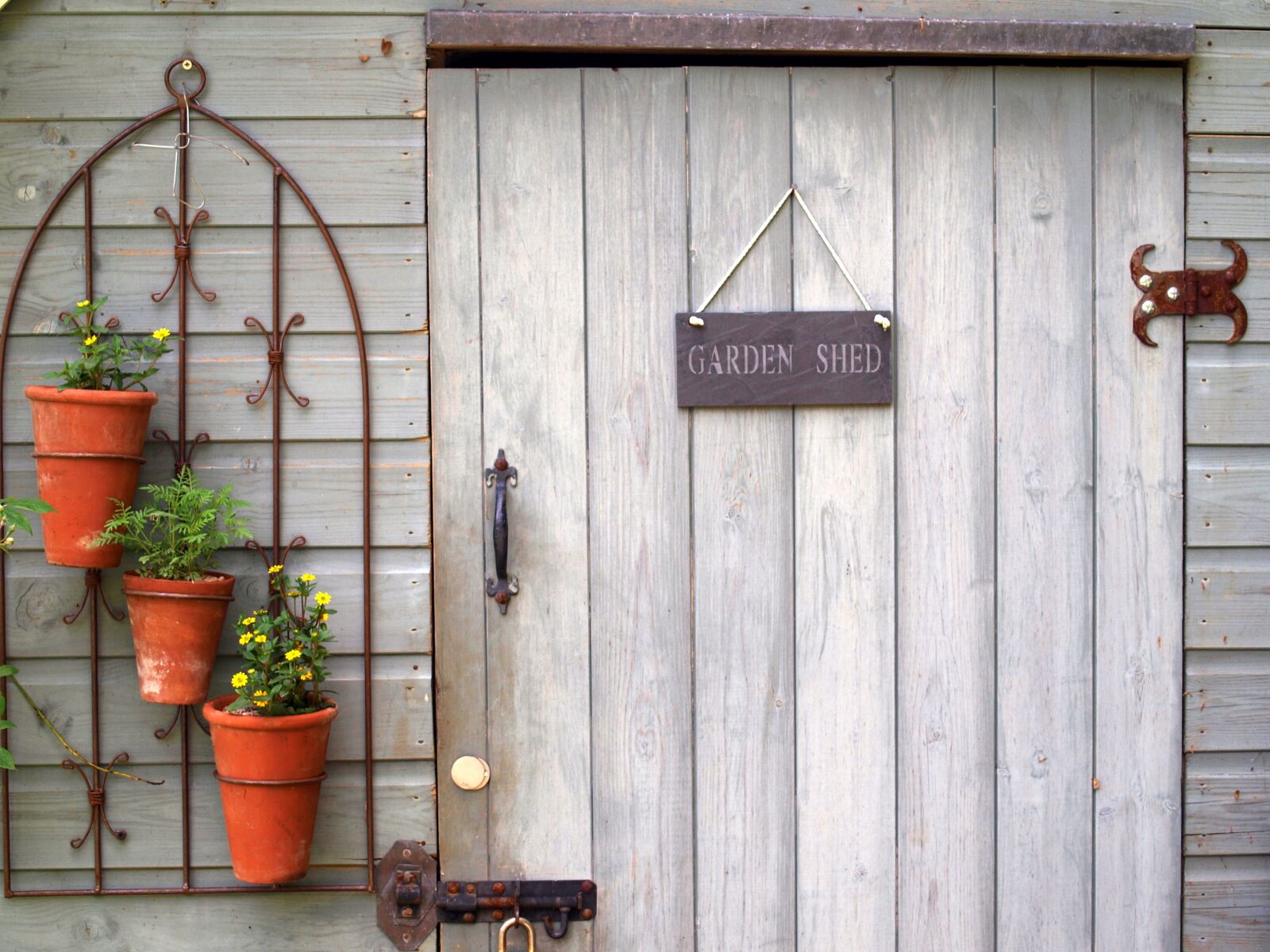 Olympus E-520 (EVOLT E-520) sample photo. Shed, garden, door photography