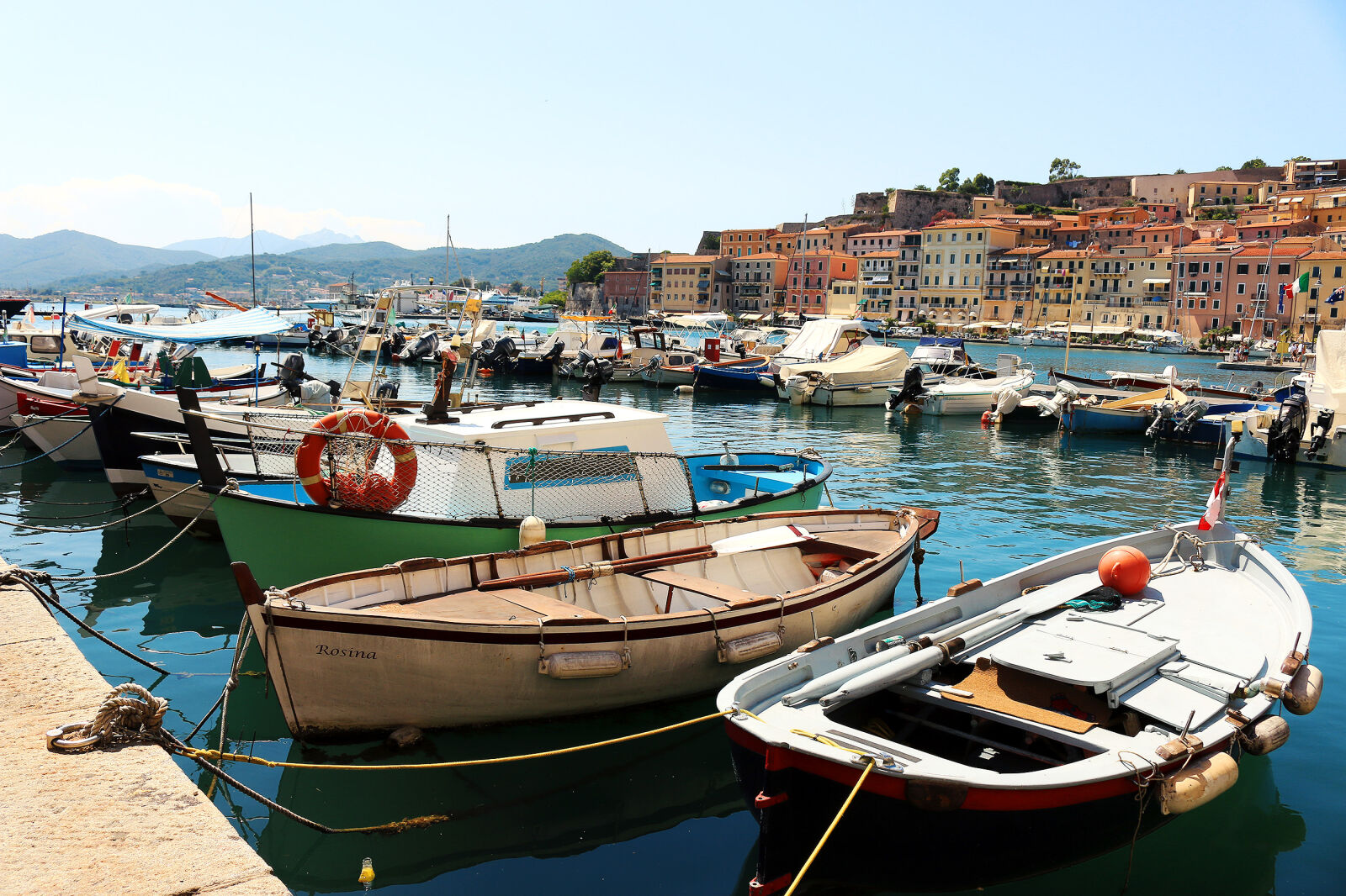 Canon EOS 70D + Canon EF-S 18-55mm F3.5-5.6 IS STM sample photo. Boats, city, harbor, italy photography