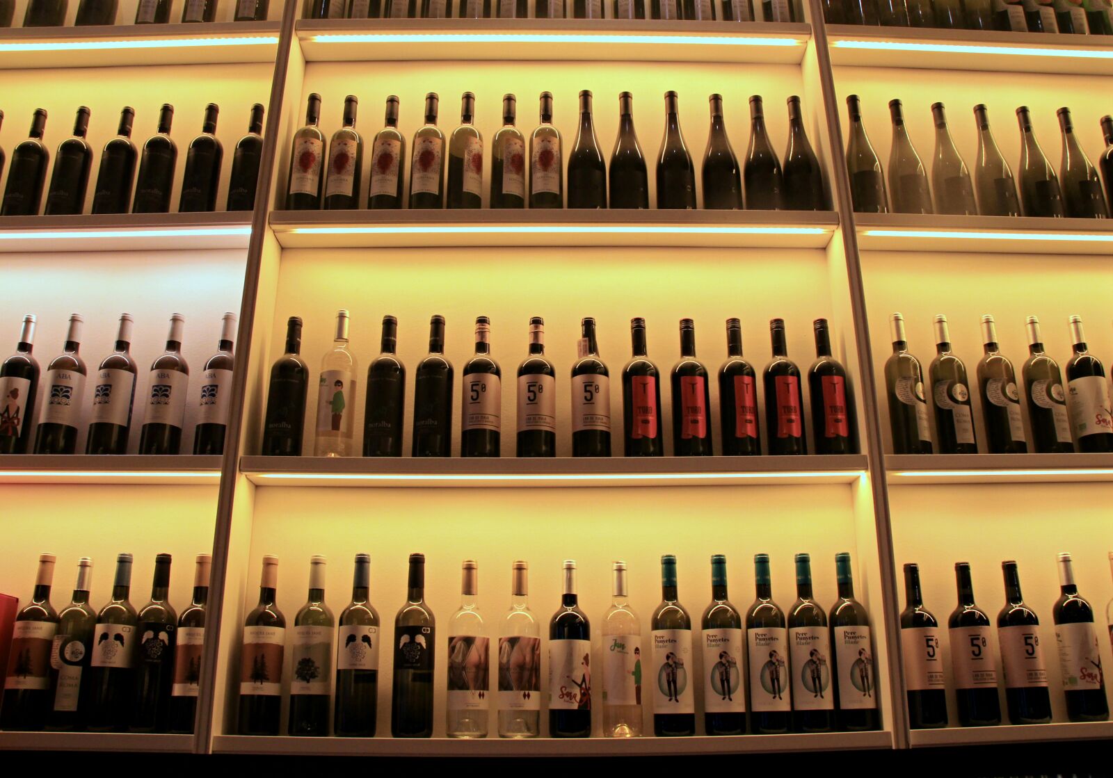 Canon EOS 700D (EOS Rebel T5i / EOS Kiss X7i) sample photo. Wine, bottles, arrangement photography