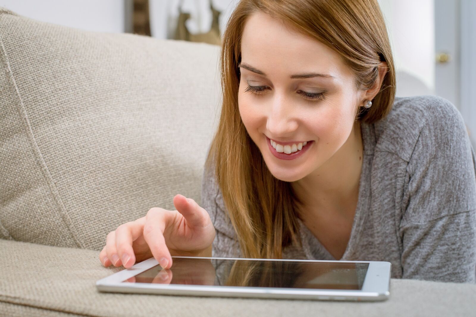 Canon EF 50mm F1.4 USM sample photo. Woman, tablet, relaxes photography