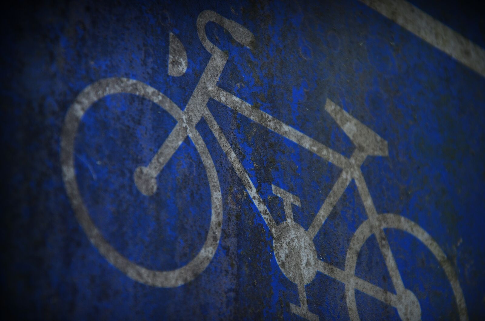 Nikon D5100 sample photo. Shield, wheel, blue photography