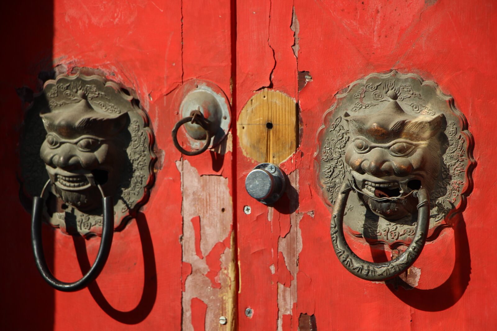 Canon EOS 600D (Rebel EOS T3i / EOS Kiss X5) sample photo. Building, old house, knocker photography