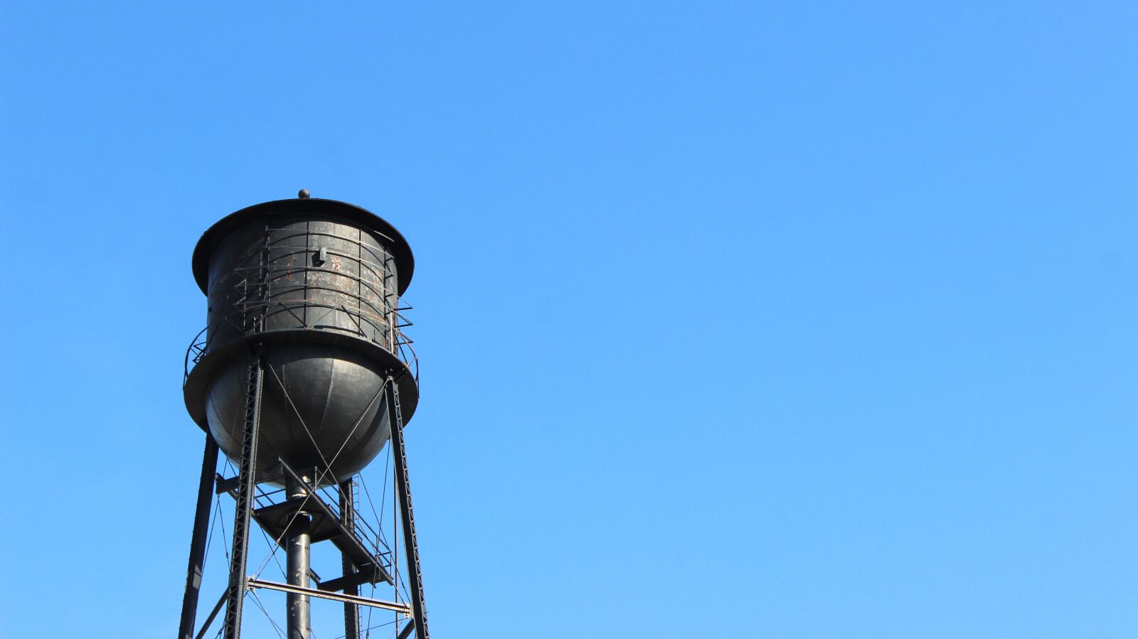 Canon EOS 600D (Rebel EOS T3i / EOS Kiss X5) sample photo. Black, water tower, blue photography