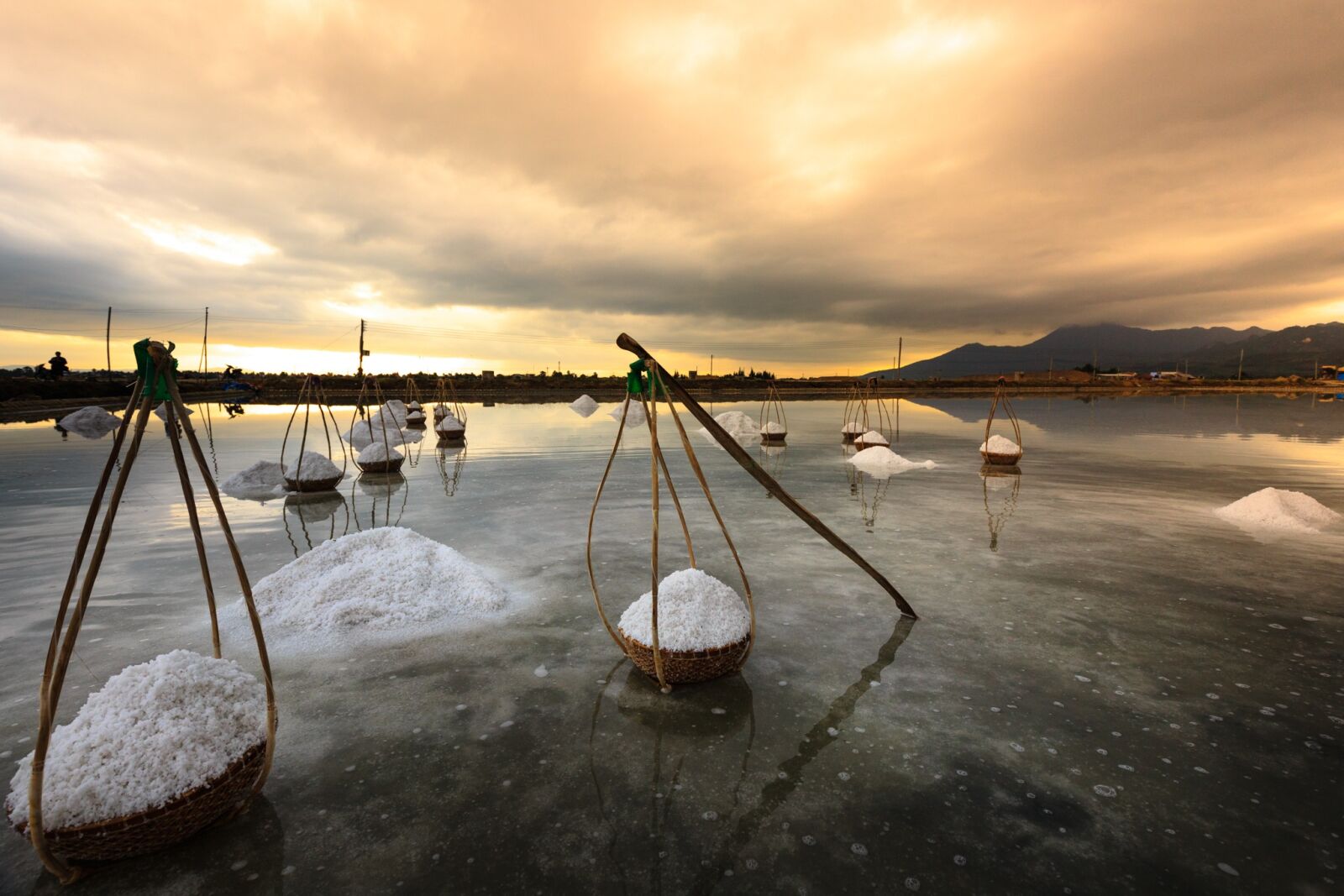 Canon EF 16-35mm F4L IS USM sample photo. Salt, honkhoi, vietnam photography