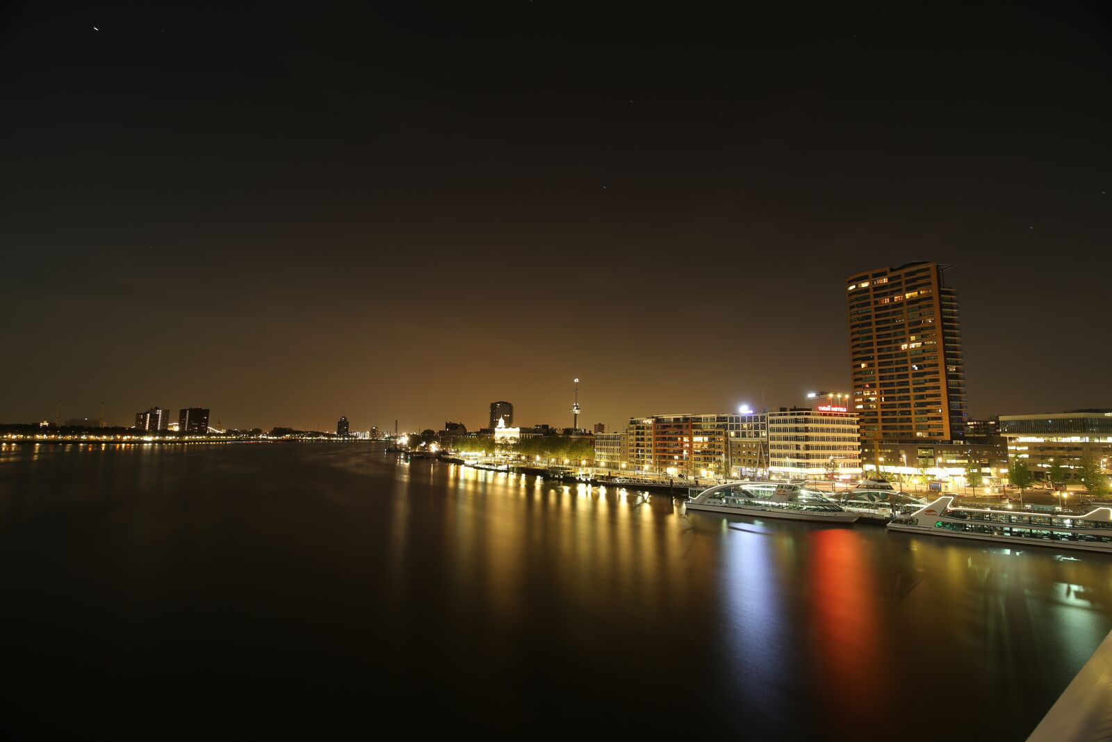 Canon EF 16-35mm F4L IS USM sample photo. City, water, reflection photography