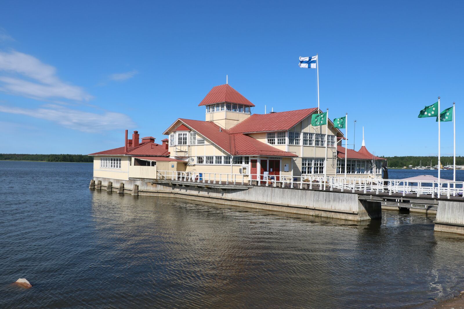 Canon EOS 750D (EOS Rebel T6i / EOS Kiss X8i) sample photo. Finnish, oak island, restaurant photography