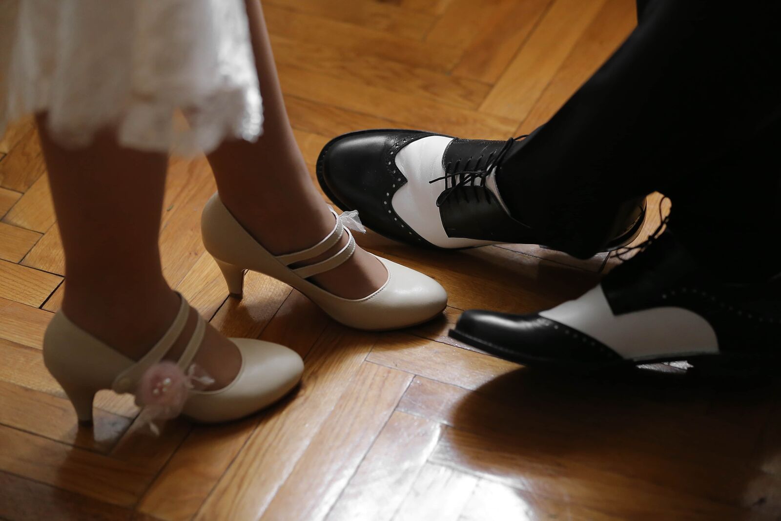 Canon EF 70-200mm F2.8L IS II USM sample photo. Groom, bride, shoes, legs photography