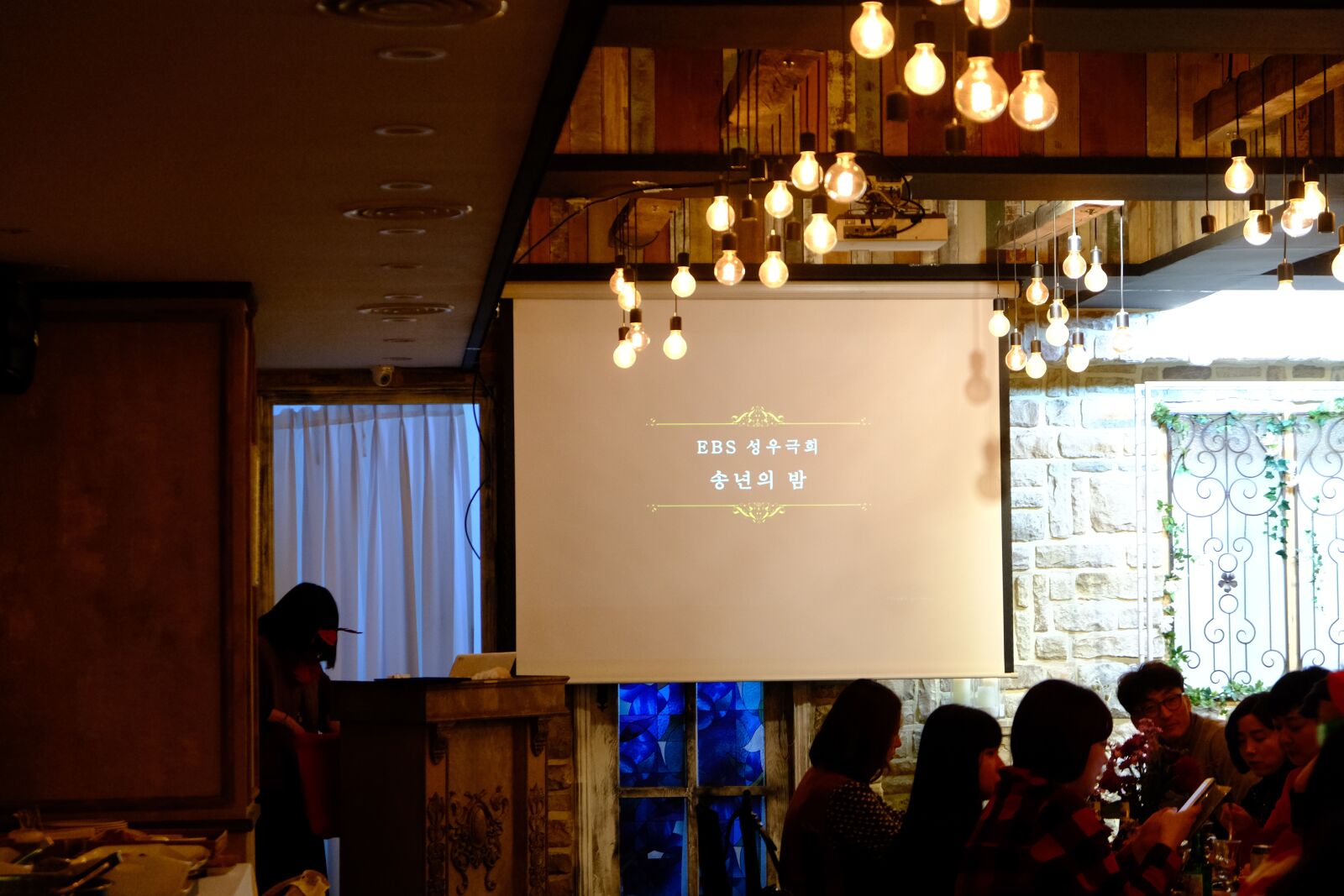 Fujifilm X-T30 + Fujifilm XF 18-55mm F2.8-4 R LM OIS sample photo. Beam projector, space, lecture photography