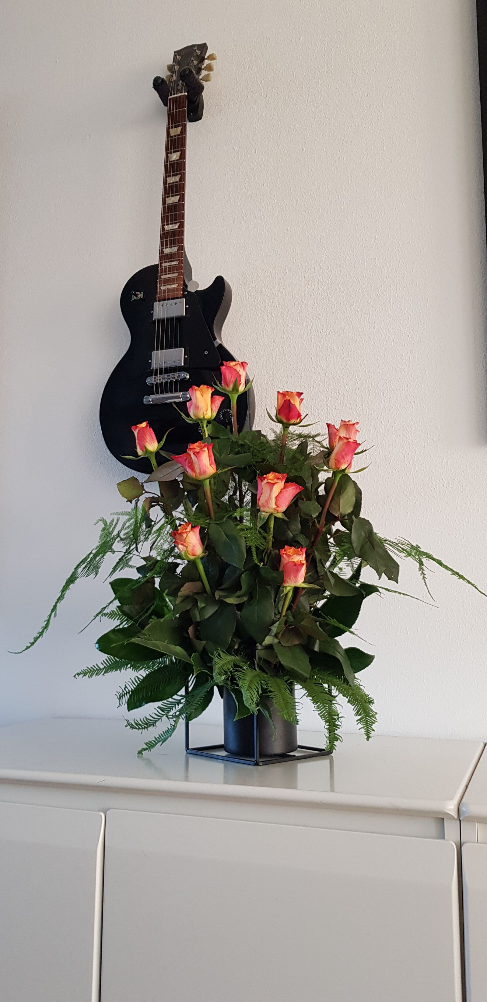 Samsung Galaxy S8 sample photo. Gitaar, blowers, cabinet photography