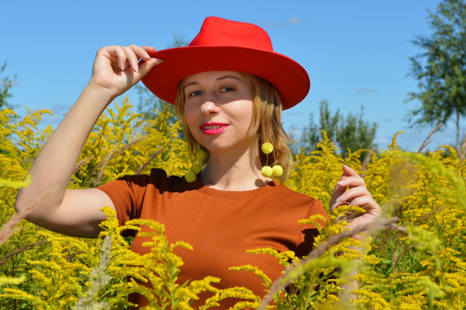 Nikon D3200 sample photo. Woman, red hat, field photography