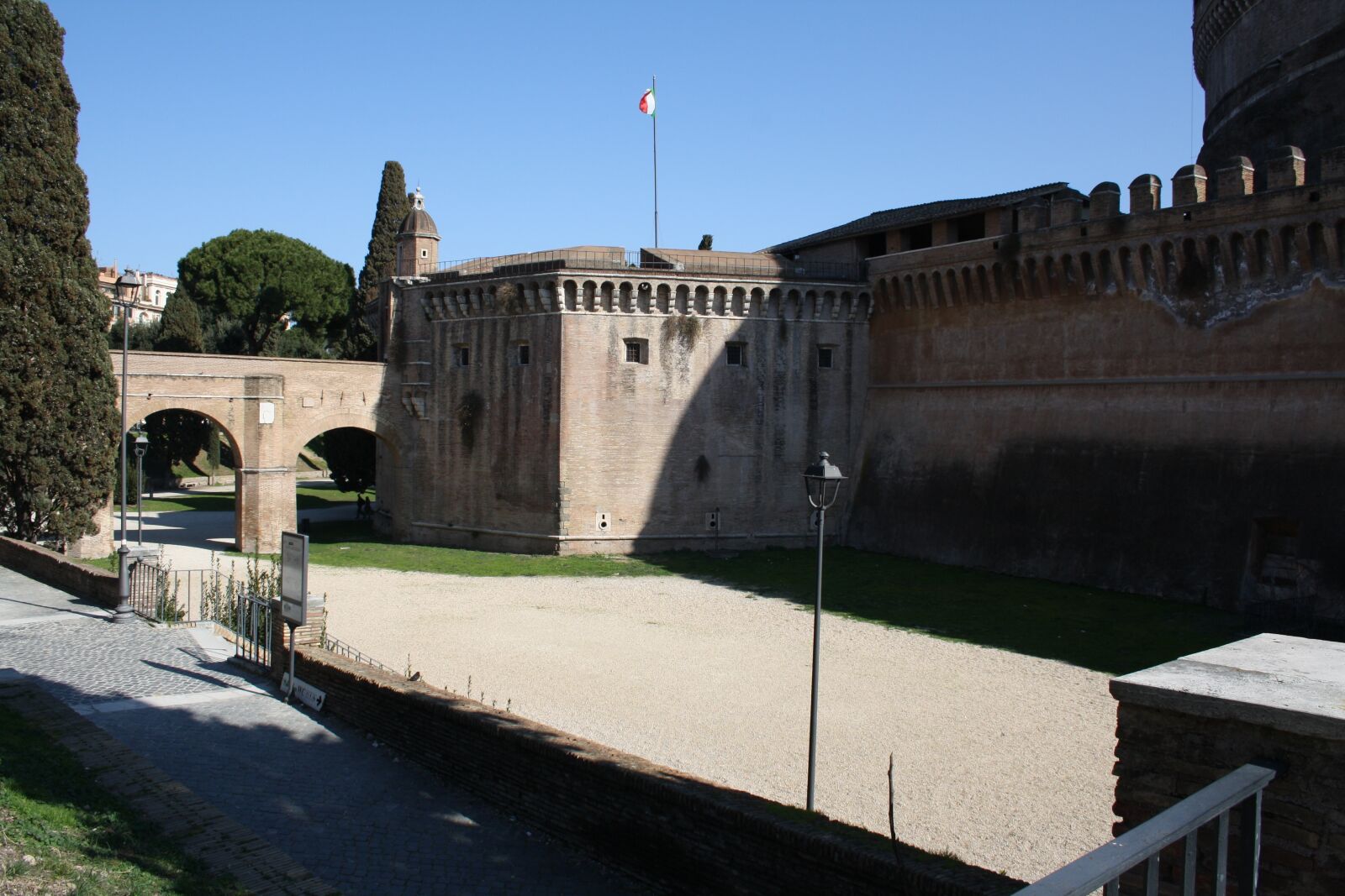 Canon EOS 1000D (EOS Digital Rebel XS / EOS Kiss F) sample photo. Rome, castle, court photography