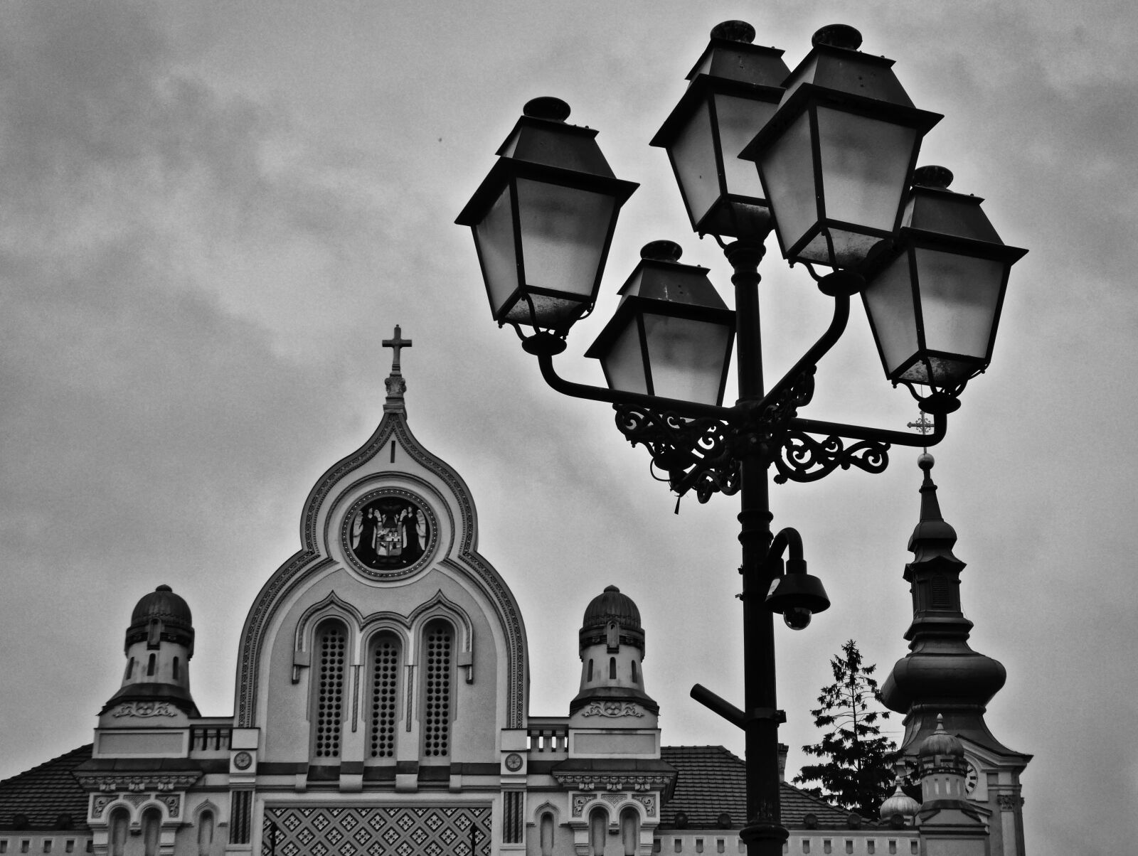 Panasonic Lumix DC-ZS70 (Lumix DC-TZ90) sample photo. Silhouette, lights, church photography