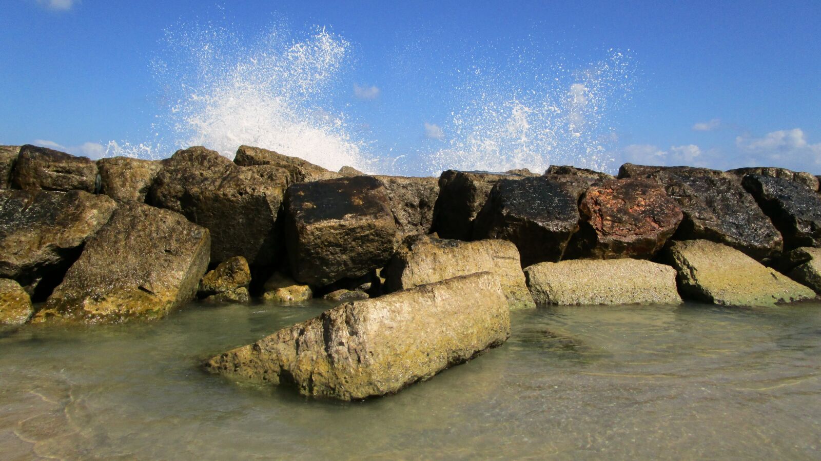 Canon PowerShot ELPH 150 IS (IXUS 155 / IXY 140) sample photo. Sea, water, summer photography