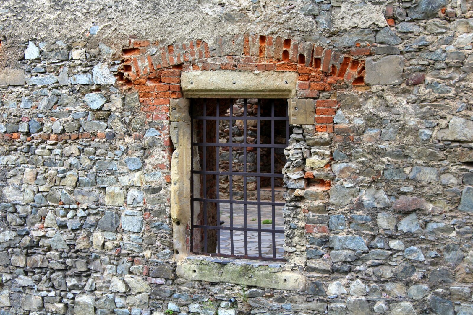 Canon EOS 1200D (EOS Rebel T5 / EOS Kiss X70 / EOS Hi) sample photo. Window, grating, lake dusia photography