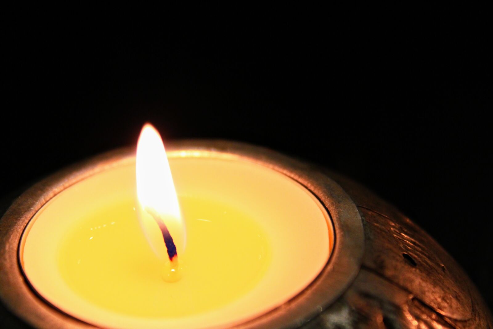 Canon EOS 2000D (EOS Rebel T7 / EOS Kiss X90 / EOS 1500D) sample photo. Candles, tealights, flame photography