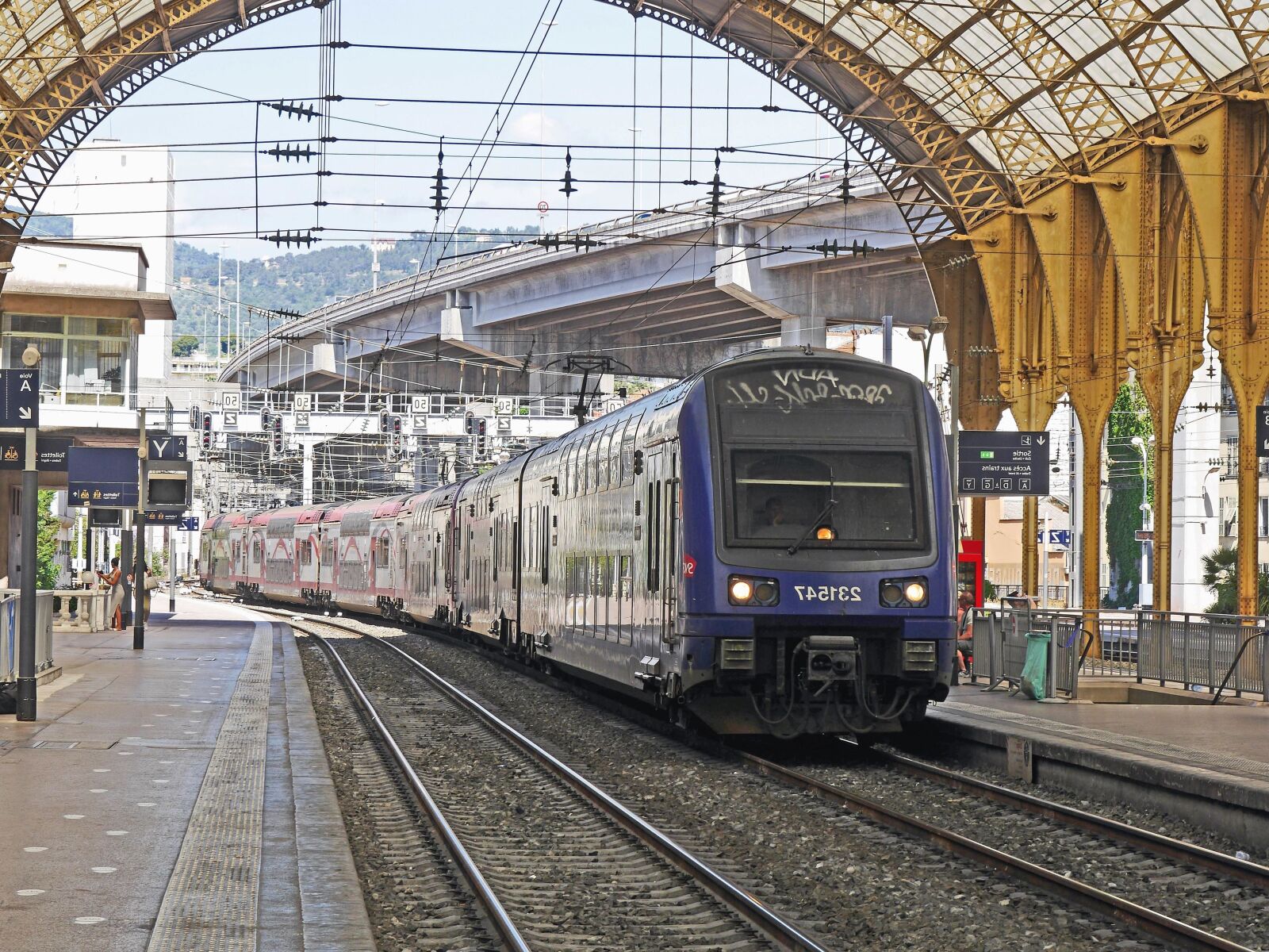 Panasonic Lumix DMC-GH3 sample photo. Railway station, train, transport photography