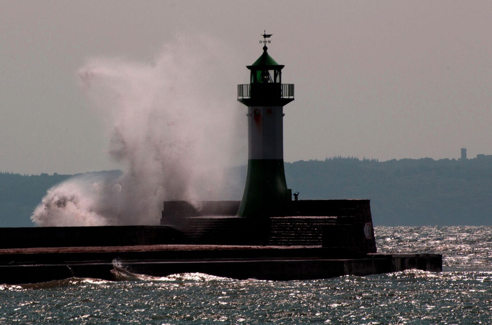 Canon EOS 600D (Rebel EOS T3i / EOS Kiss X5) sample photo. Lighthouse, wave, sea photography