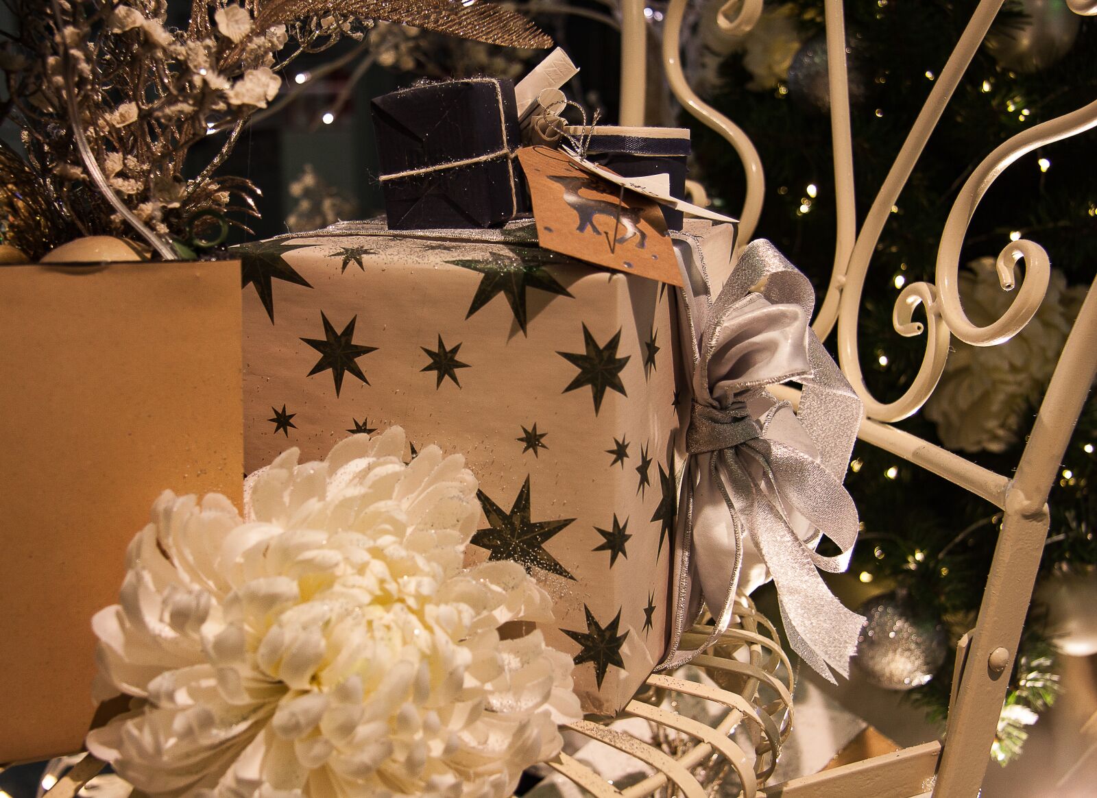 Canon EF-S 17-85mm F4-5.6 IS USM sample photo. Christmas, gifts, decoration photography