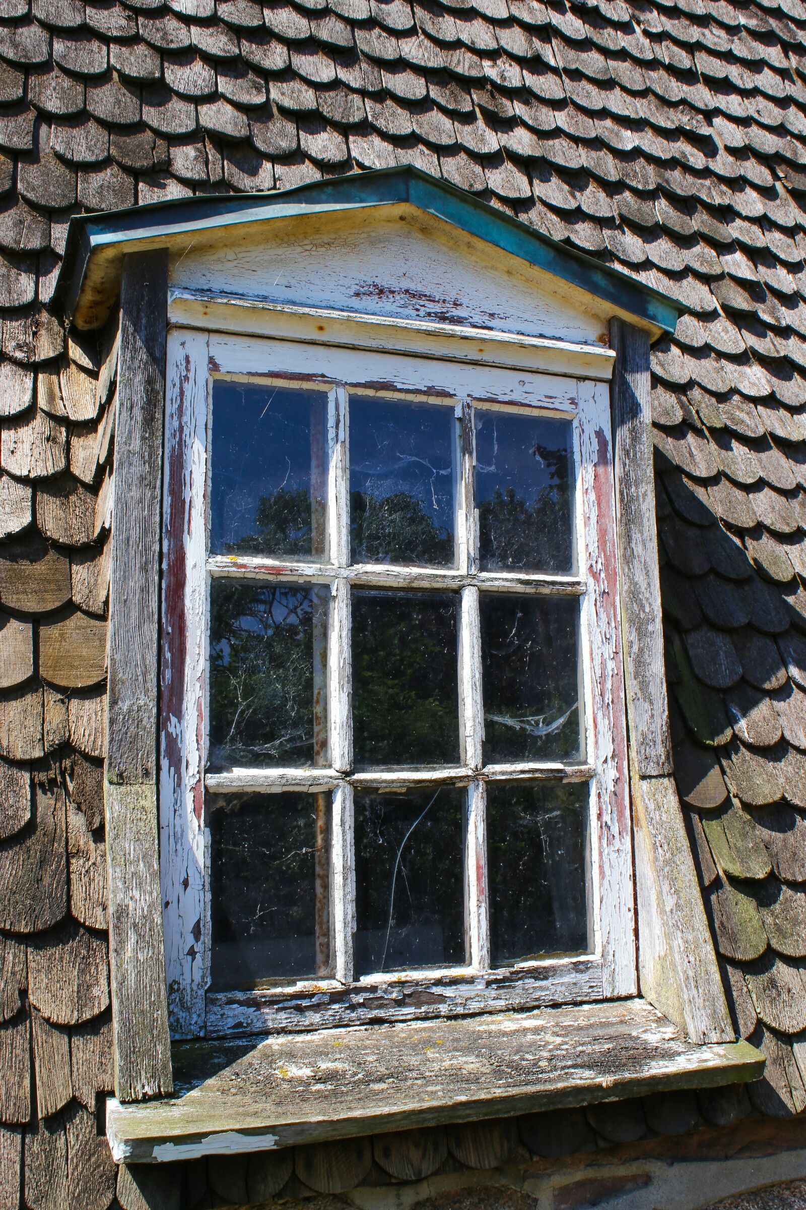 Canon EF 28-80mm f/3.5-5.6 sample photo. Wooden windows, lattice windows photography