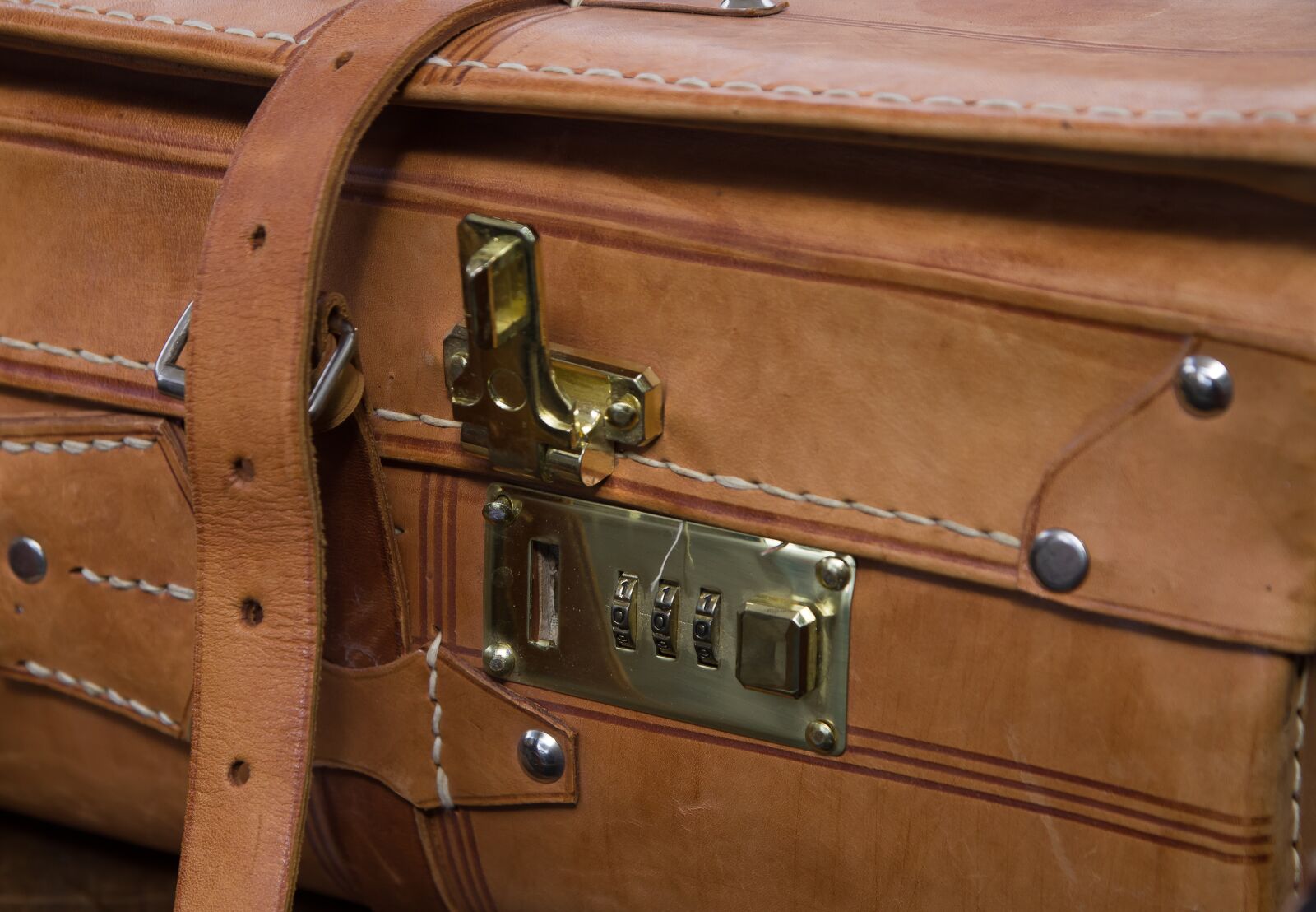 Pentax KP sample photo. Suitcase, leather, retro photography