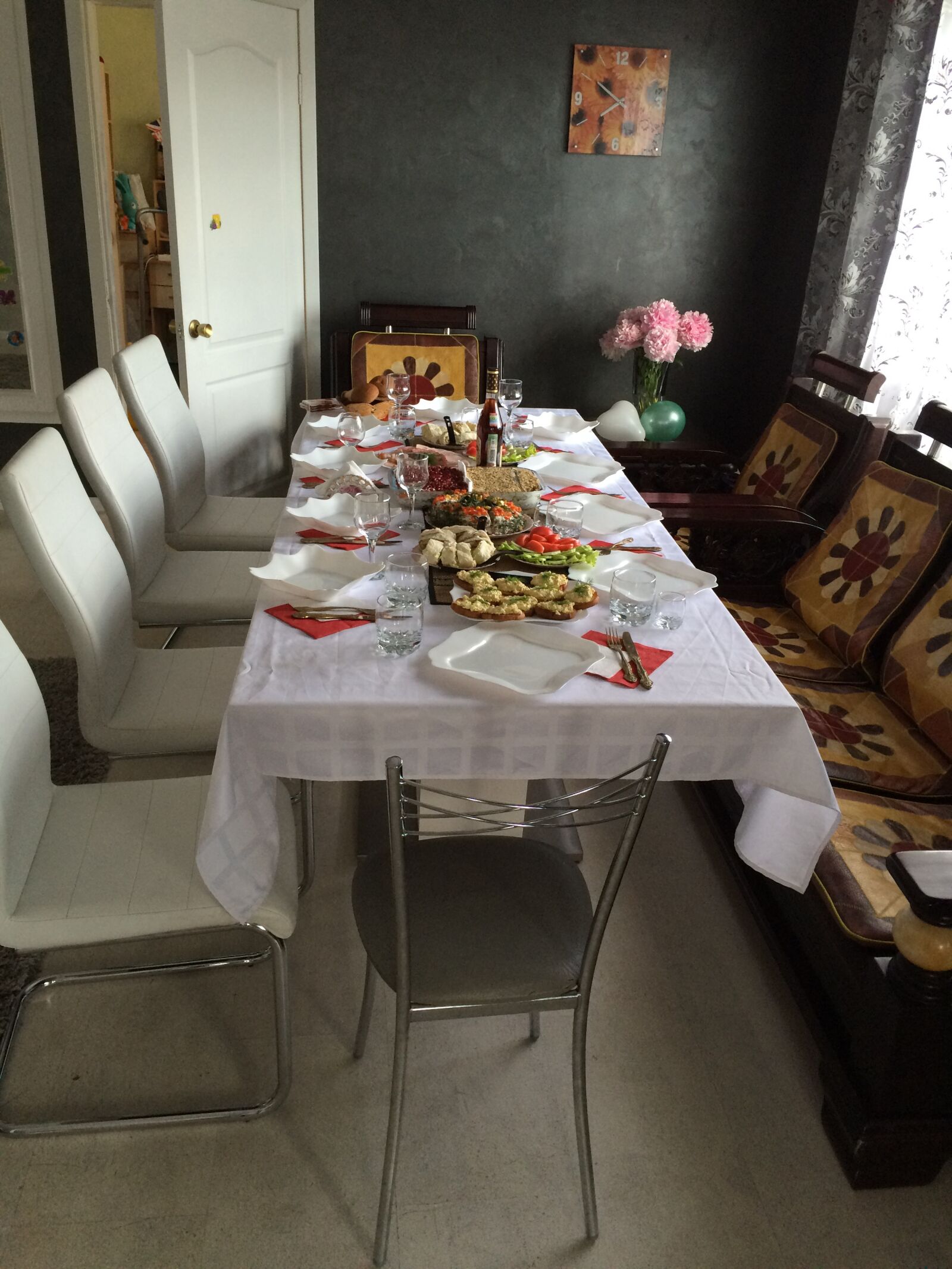 iPhone 5s back camera 4.15mm f/2.2 sample photo. Table, holiday, food photography
