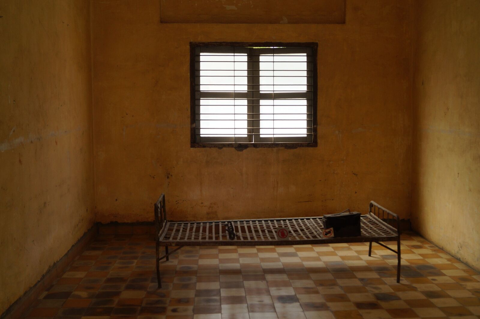 Sony DT 18-55mm F3.5-5.6 SAM II sample photo. Tuol sleng, prisoners, genocide photography