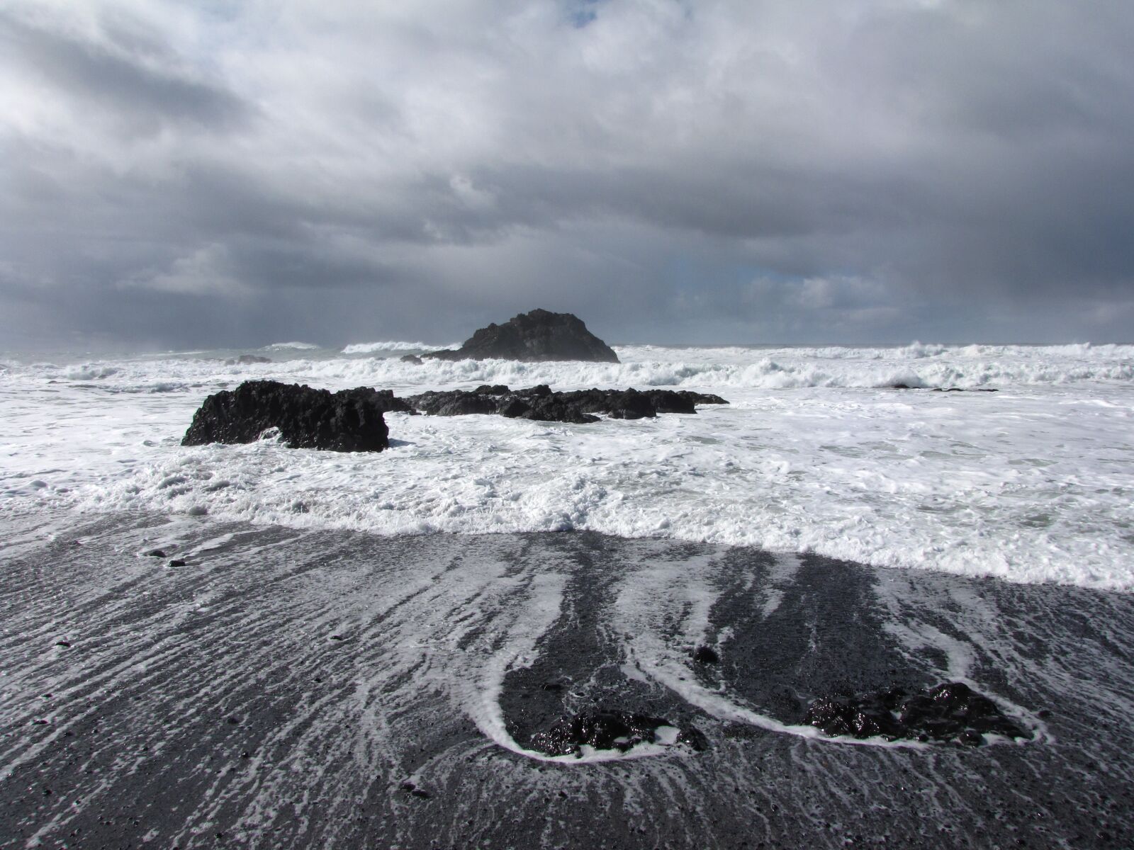 Canon PowerShot SX10 IS sample photo. Ocean, sky, rocky beach photography