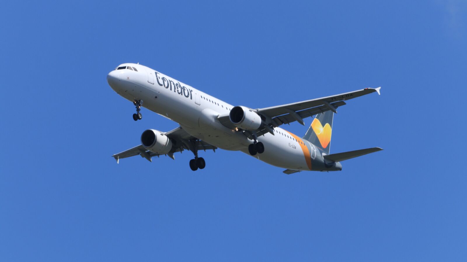 150-600mm F5-6.3 DG OS HSM | Contemporary 015 sample photo. Landing, aircraft, arrival photography