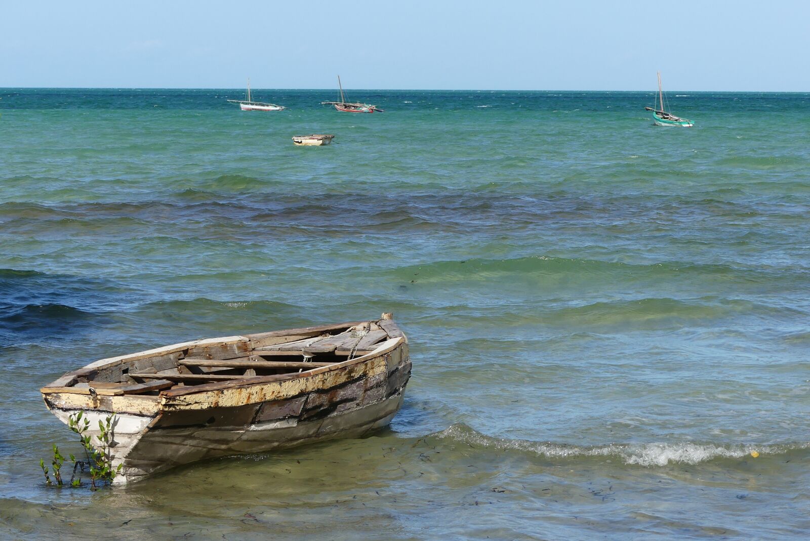 Panasonic Lumix DMC-FZ300 sample photo. Old boat, sea, ocean photography