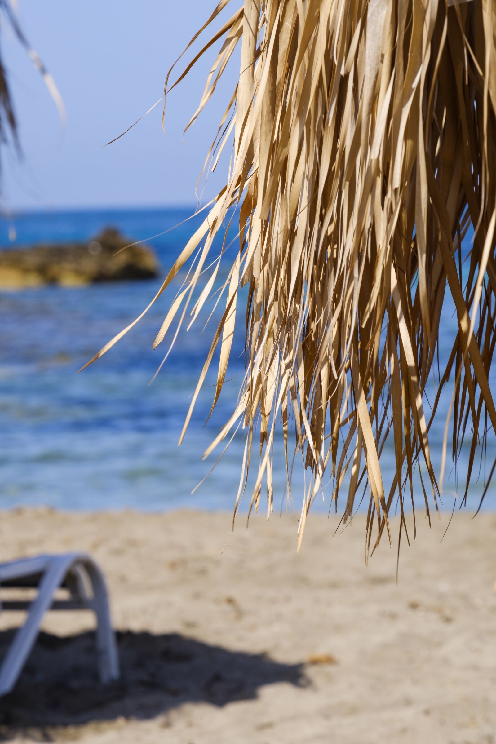 Fujifilm X-T2 + Fujifilm XF 55-200mm F3.5-4.8 R LM OIS sample photo. Beach, water, parasol photography