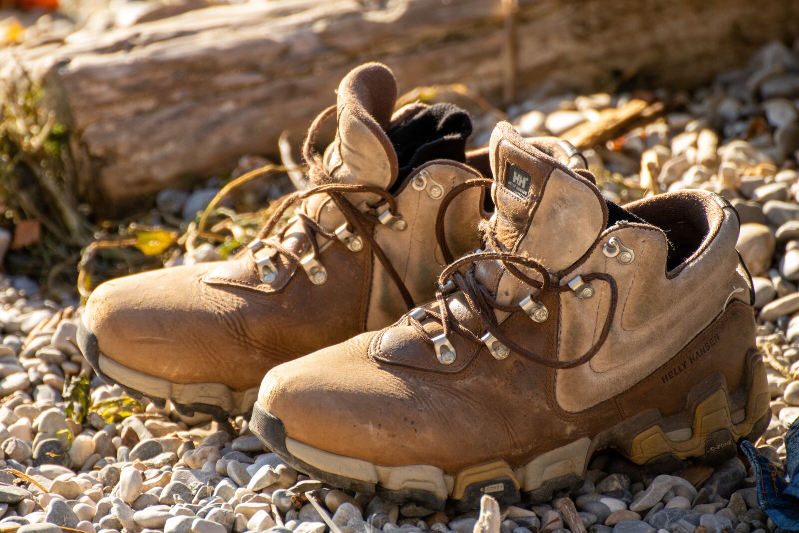 Canon EOS 200D (EOS Rebel SL2 / EOS Kiss X9) sample photo. Shoes, alpine boots, hiking photography