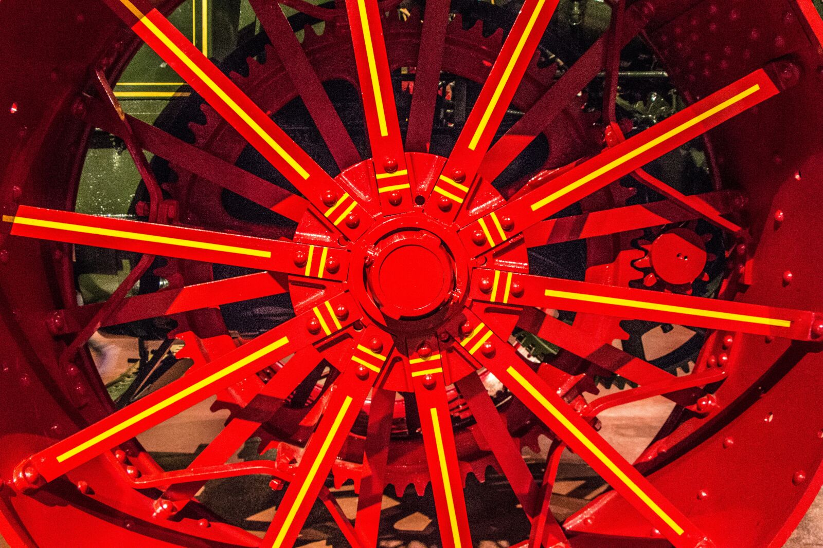 Canon EOS 700D (EOS Rebel T5i / EOS Kiss X7i) sample photo. Metal wheel, tractor, spokes photography