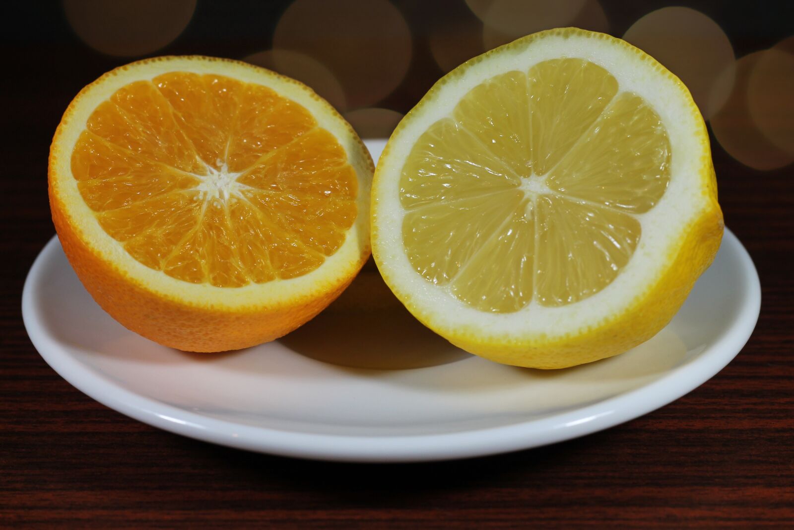 Canon EOS 1100D (EOS Rebel T3 / EOS Kiss X50) + Canon EF 50mm F1.8 II sample photo. Lemon, orange, yellow photography