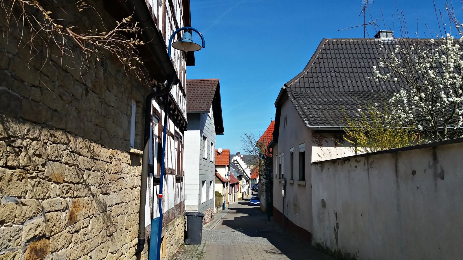 Samsung Galaxy J5 sample photo. Townhouses, street, alley photography
