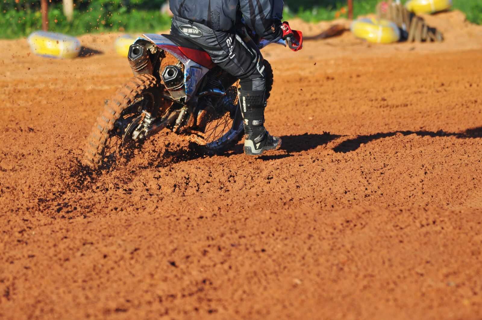 Nikon D5000 sample photo. Motocross, mud, tire photography