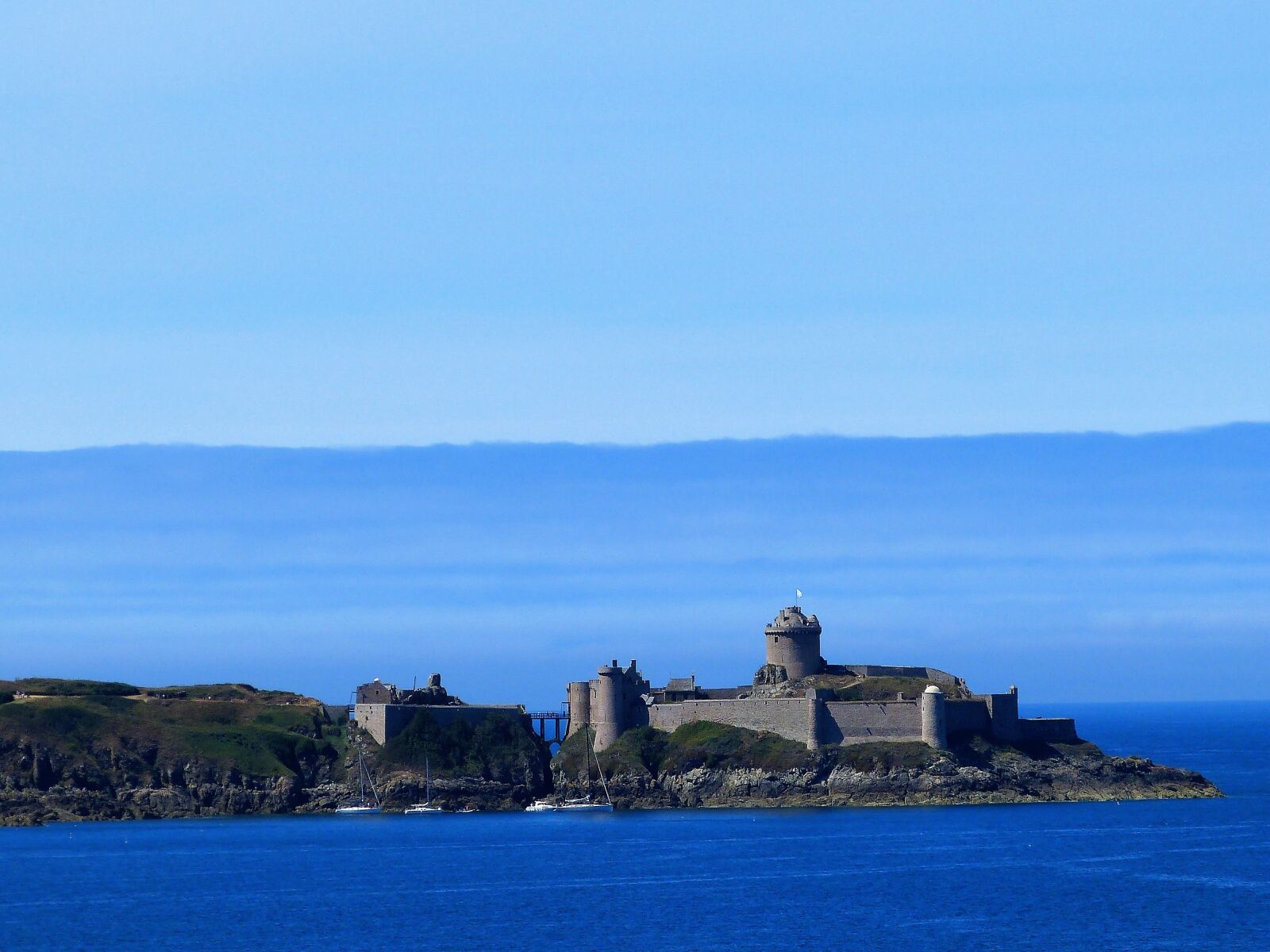 Panasonic Lumix DMC-FZ150 sample photo. Brittany, fort-la-latte, france photography