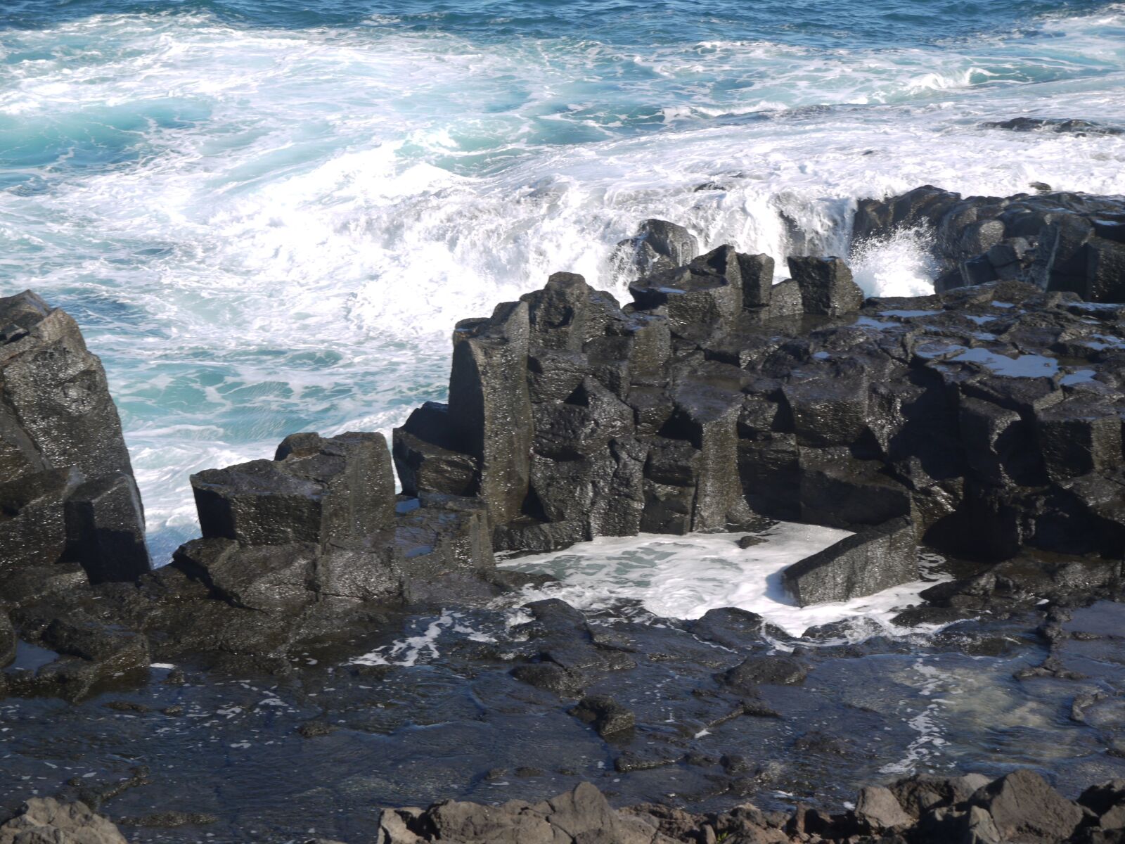 Panasonic Lumix DMC-G1 sample photo. Surf, wave, lava rock photography