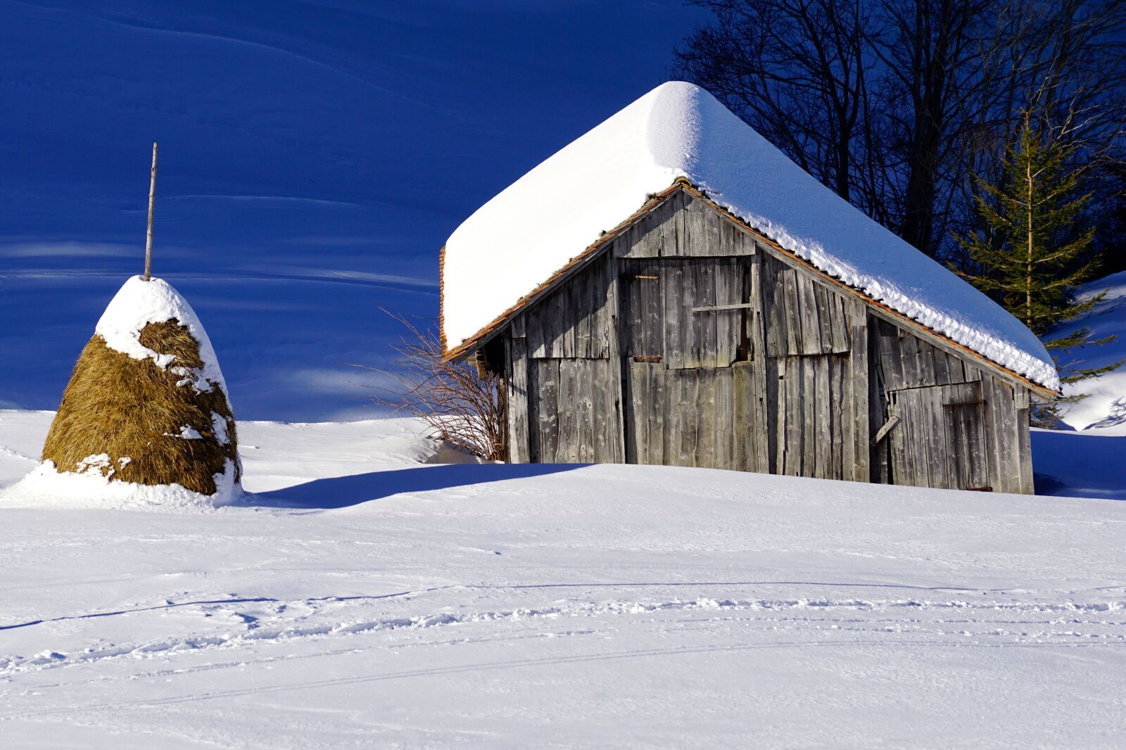 Sony DT 55-300mm F4.5-5.6 SAM sample photo. Winter, barn, snow photography