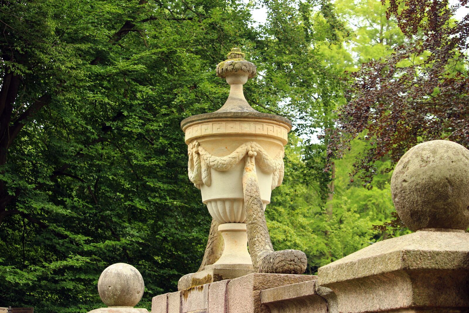 Canon EOS 100D (EOS Rebel SL1 / EOS Kiss X7) sample photo. Ludwigslust-parchim, castle park, artwork photography