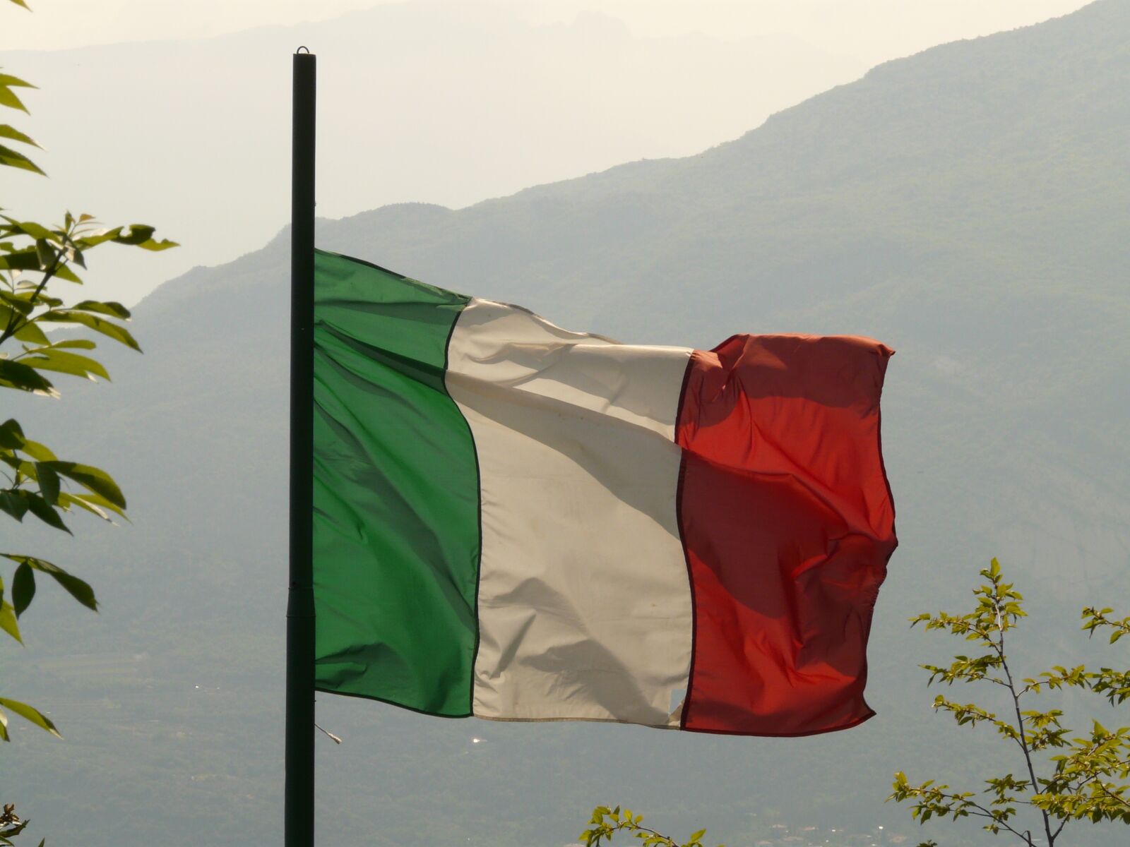 Panasonic DMC-FZ18 sample photo. Flag, italy, blow photography