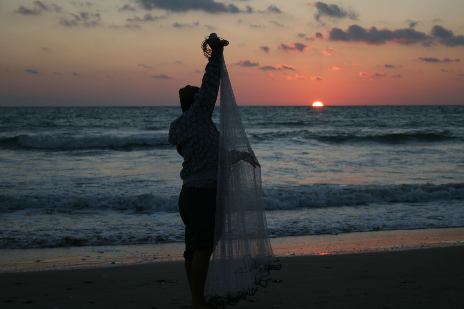 Canon EOS 400D (EOS Digital Rebel XTi / EOS Kiss Digital X) sample photo. Fisherman, sunset, sea photography