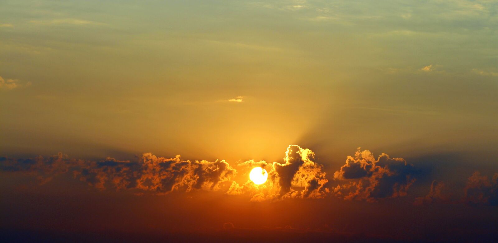 Canon EOS 700D (EOS Rebel T5i / EOS Kiss X7i) + Canon EF 85mm F1.8 USM sample photo. Sunrise, cloud, twilight photography