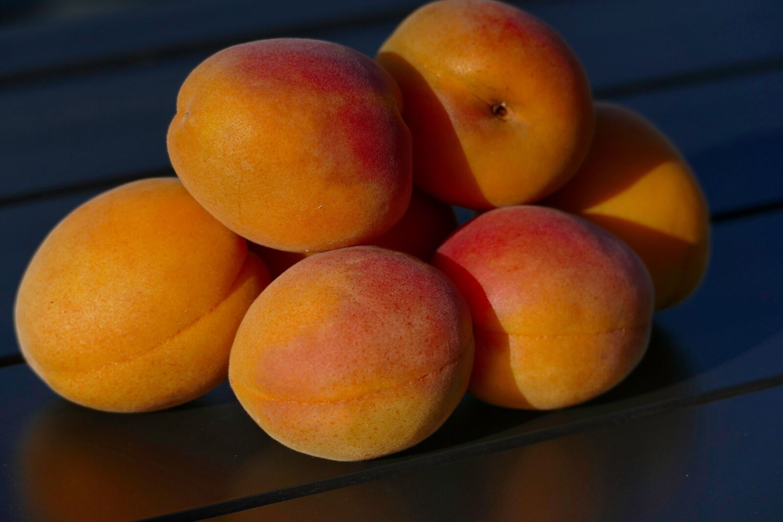 Panasonic Lumix DMC-FZ1000 sample photo. Apricots, yellow, fruit photography