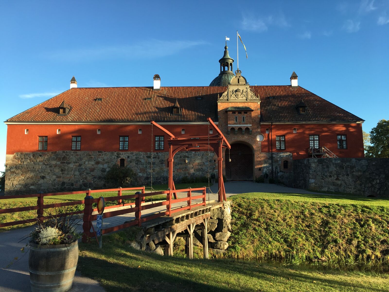 Apple iPhone 6s Plus sample photo. Gripsholm castle, castle, autumn photography