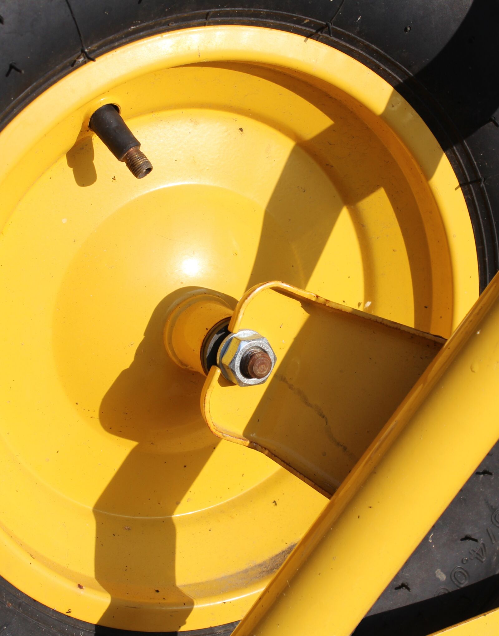 Canon EOS 600D (Rebel EOS T3i / EOS Kiss X5) sample photo. Wheelbarrow, wheel, garden photography