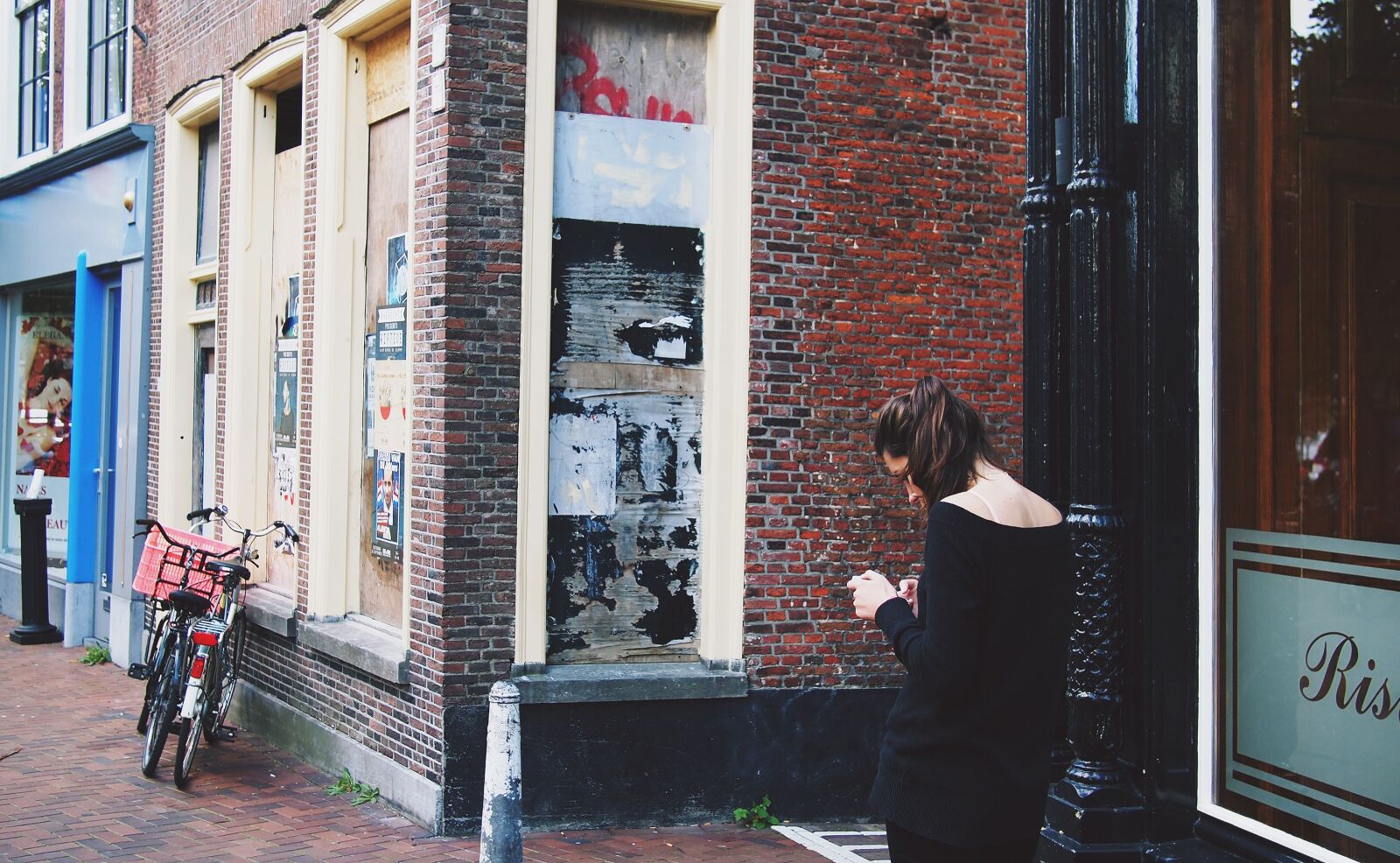 Olympus PEN E-PL1 sample photo. Girl, woman, texting photography