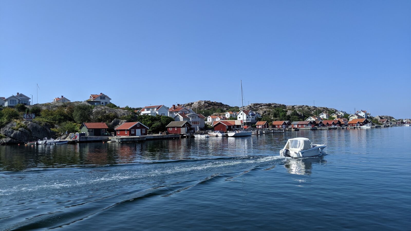 Google Pixel 3 XL sample photo. Sweden, boat, water photography