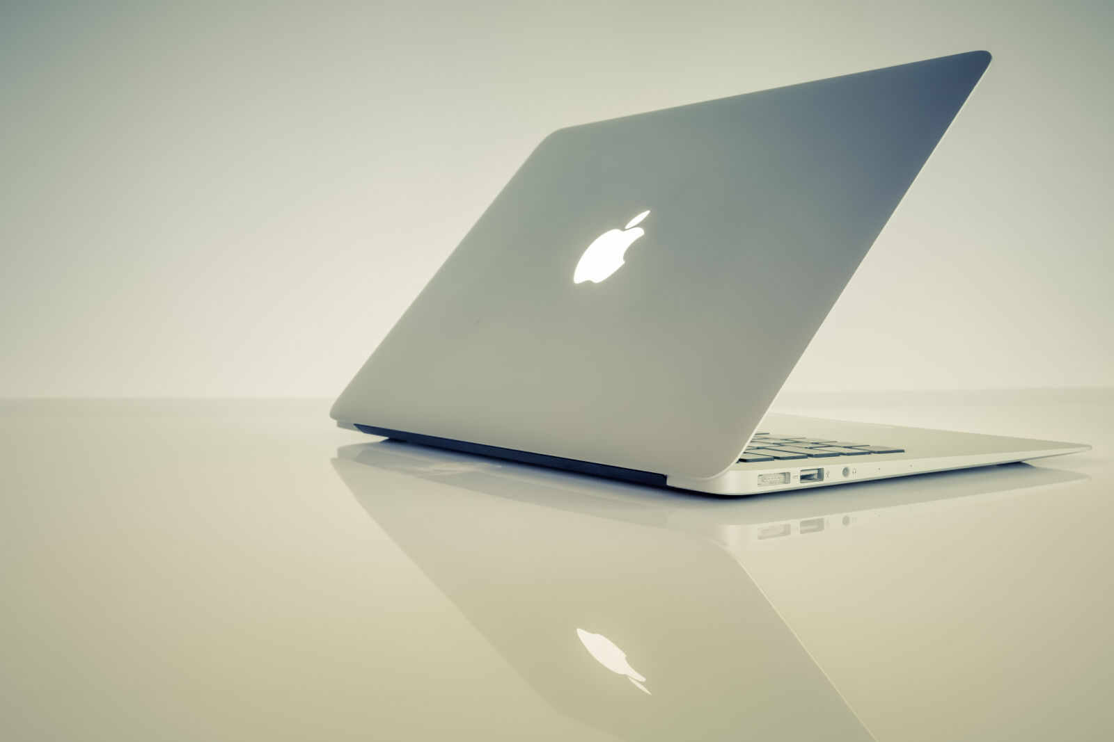 Canon EF 24-70mm F2.8L II USM sample photo. Apple, laptop, macbook, computer photography