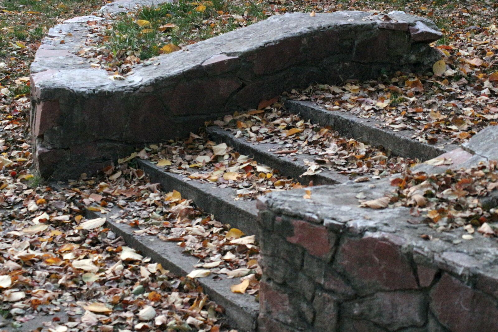 Canon EOS 700D (EOS Rebel T5i / EOS Kiss X7i) sample photo. Stairs, stone, leaves photography